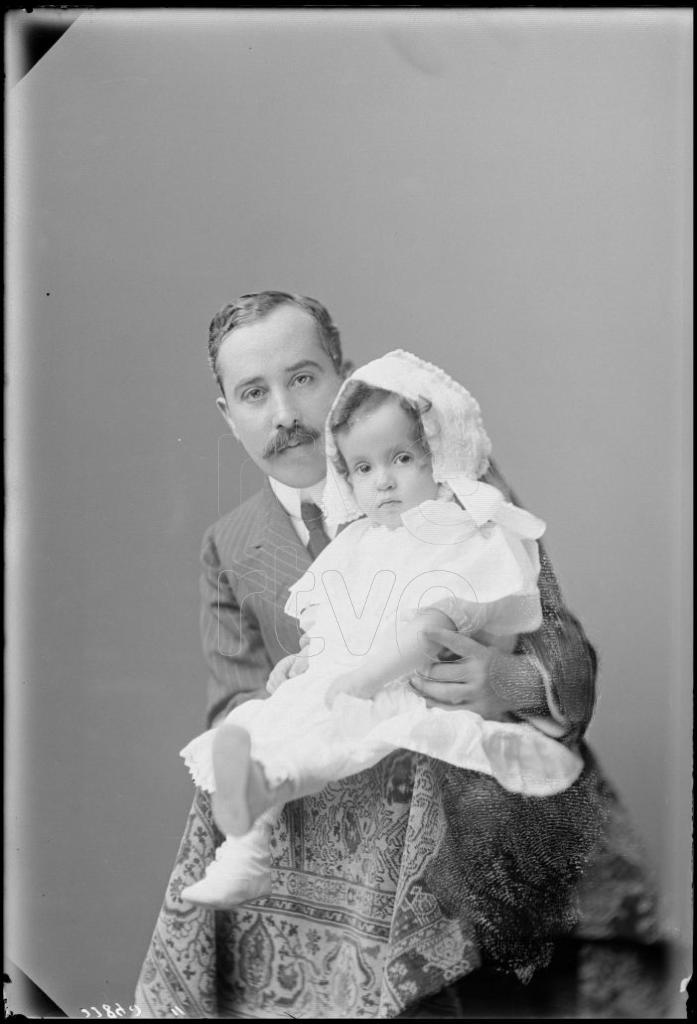 PEDRO CORTONER Y VERI, MARQUES DE LA CENIA, CON UN BEBE