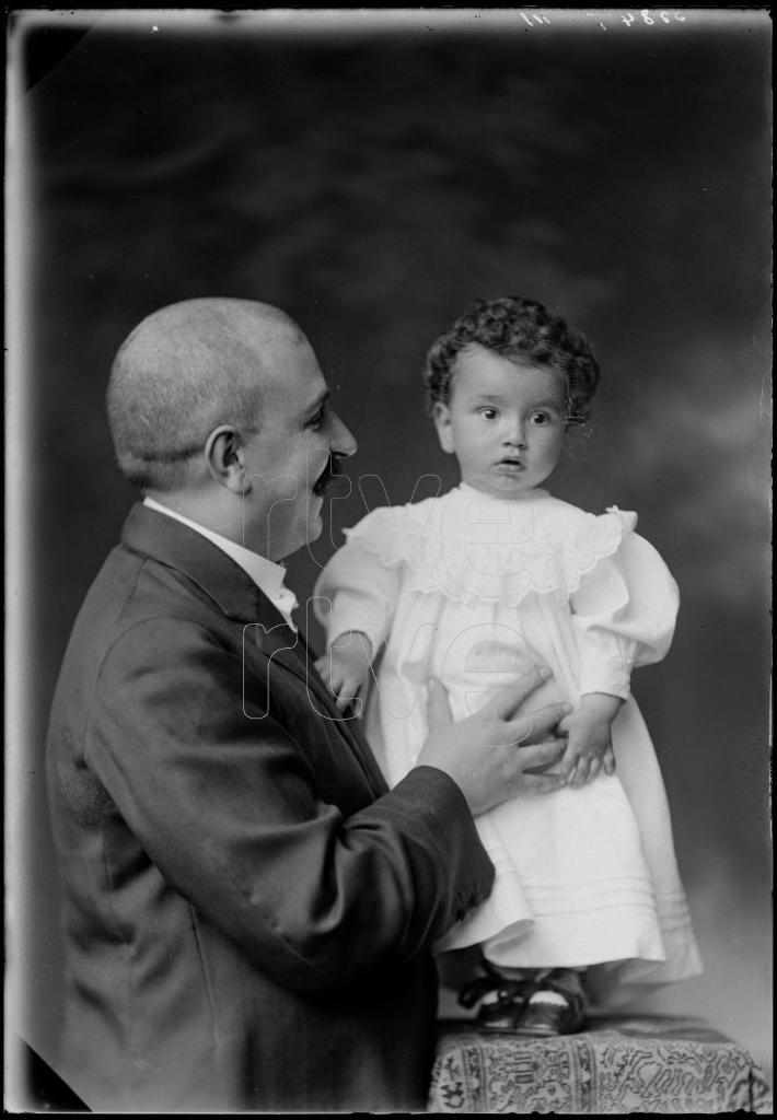 HOMBRE CON UN NIÑO DE CORTA EDAD