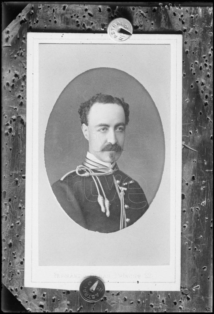 REPRODUCCION DE UNA FOTOGRAFIA DE UN HOMBRE VESTIDO CON UN U