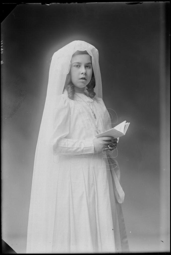 NI&Ntilde;A VESTIDA DE PRIMERA COMUNION