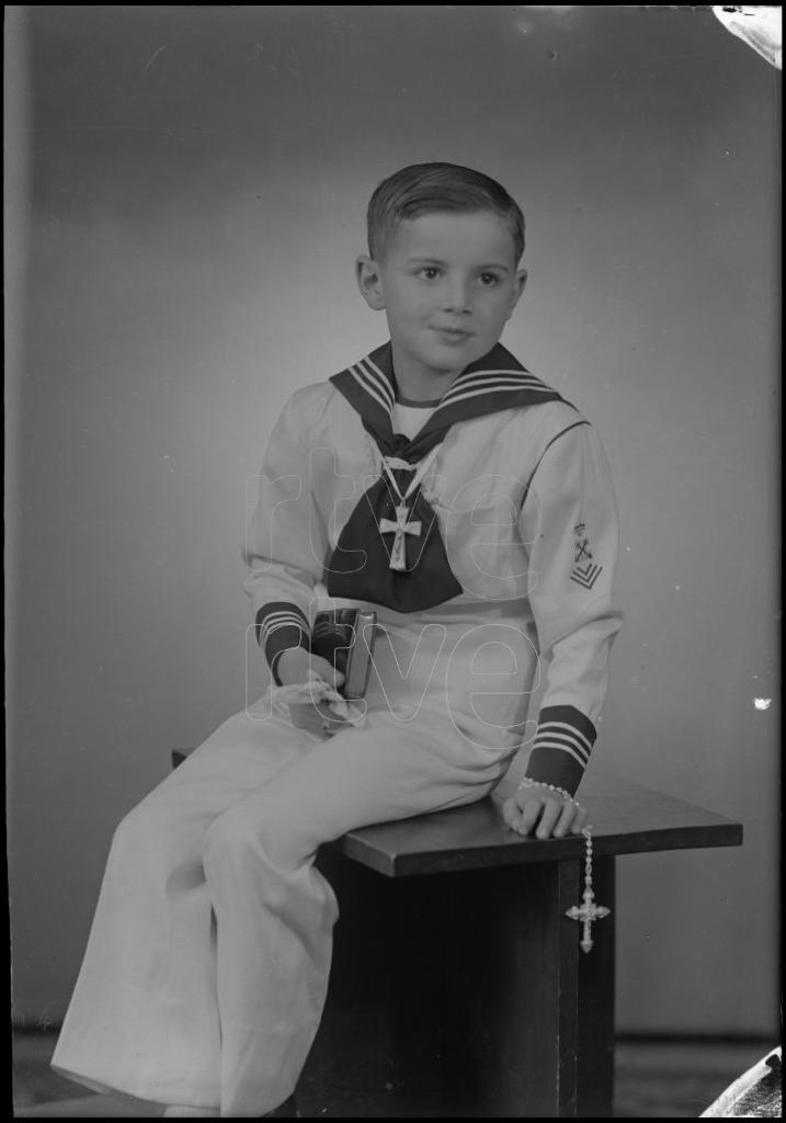 NI&Ntilde;O VESTIDO DE PRIMERA COMUNION CON UN TRAJE DE MARINERO, S