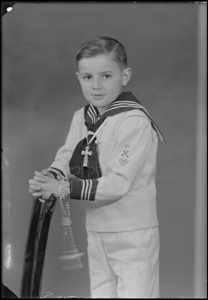 NIÑO VESTIDO DE PRIMERA COMUNION CON UN TRAJE DE MARINERO, A