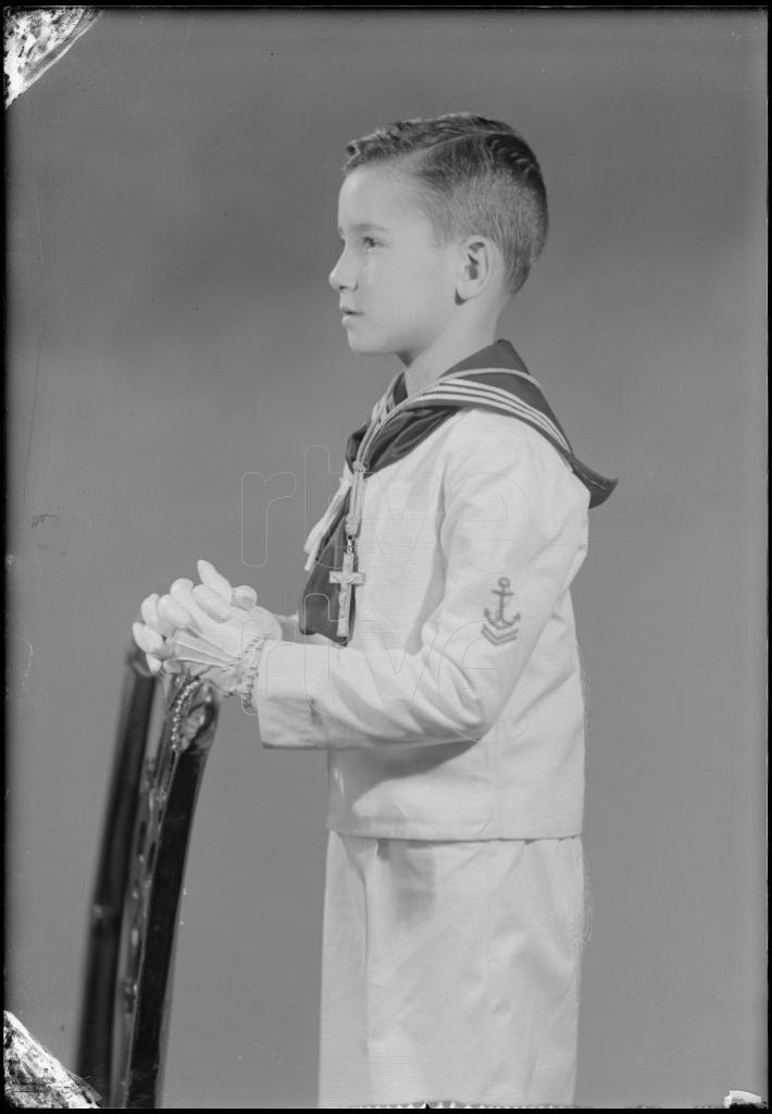 NIÑO VESTIDO DE PRIMERA COMUNION CON UN TRAJE DE MARINERO, D