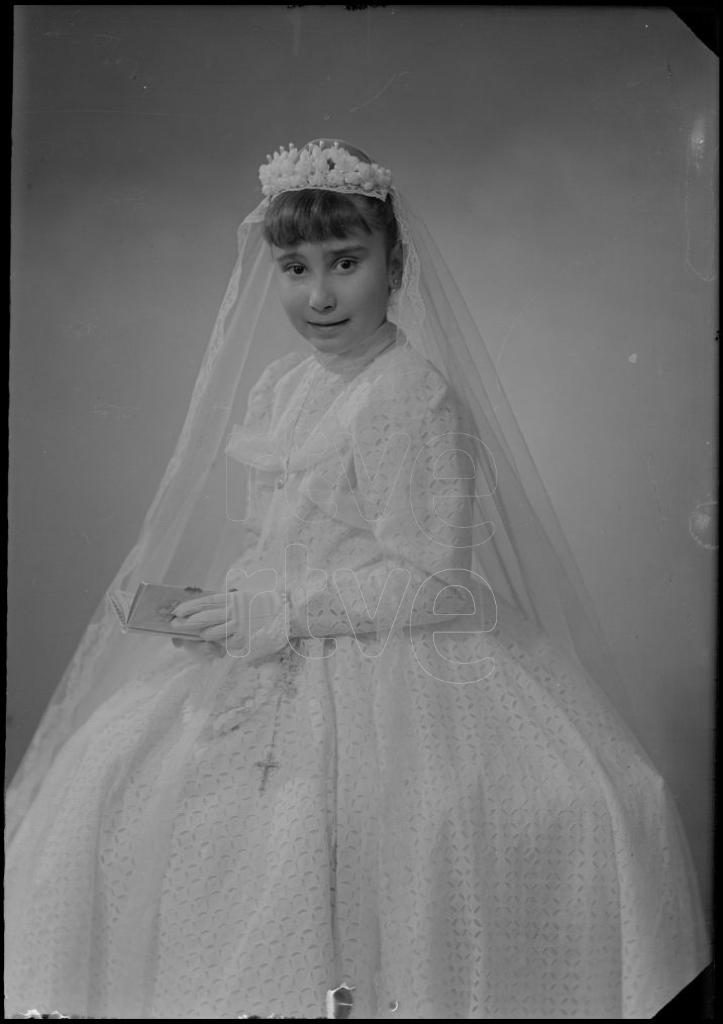 NI&Ntilde;A VESTIDA DE PRIMERA COMUNION, SENTADA 