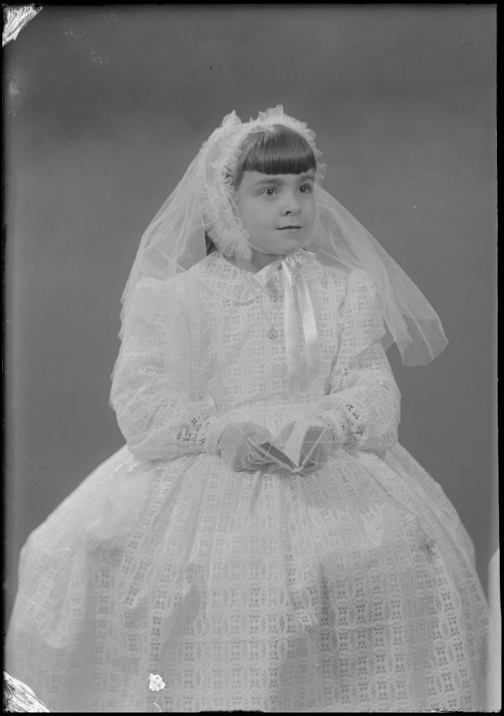 NI&Ntilde;A VESTIDA DE PRIMERA COMUNION, SENTADA