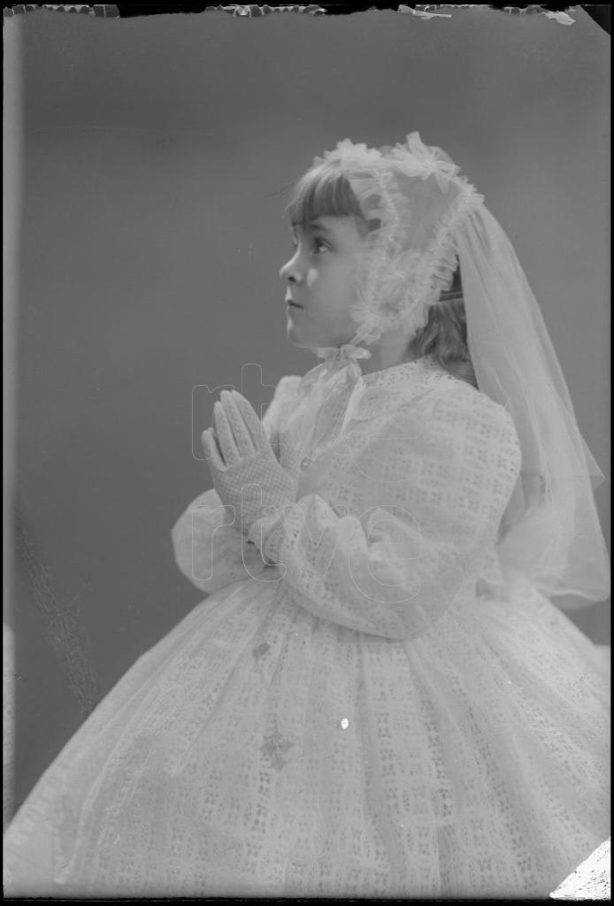 NI&Ntilde;A VESTIDA DE PRIMERA COMUNION CON LAS MANOS JUNTAS EN POS
