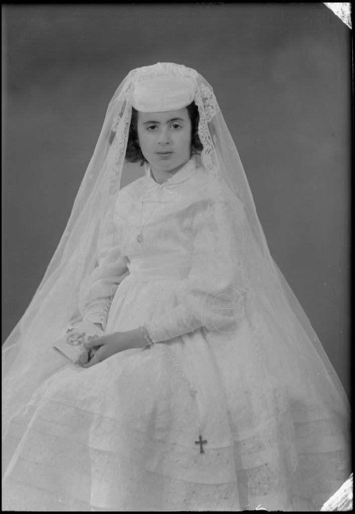 NI&Ntilde;A VESTIDA DE PRIMERA COMUNION, SENTADA