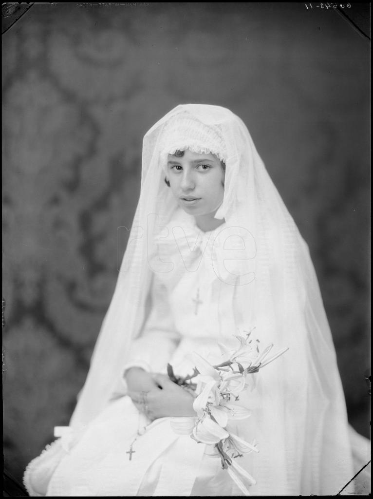 NI&Ntilde;A VESTIDA DE PRIMERA COMUNION CON UN RAMO, SENTADA