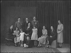 GRUPO FAMILIAR DE DOCE PERSONAS