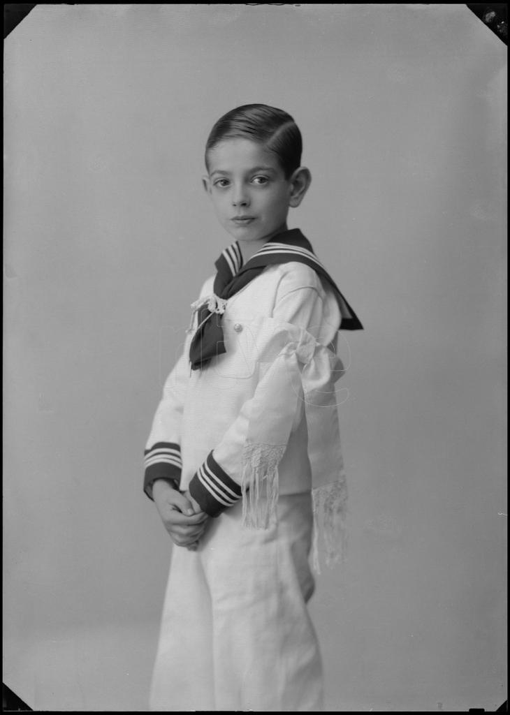 NI&Ntilde;O VESTIDO DE PRIMERA COMUNION CON UN TRAJE DE MARINERO 