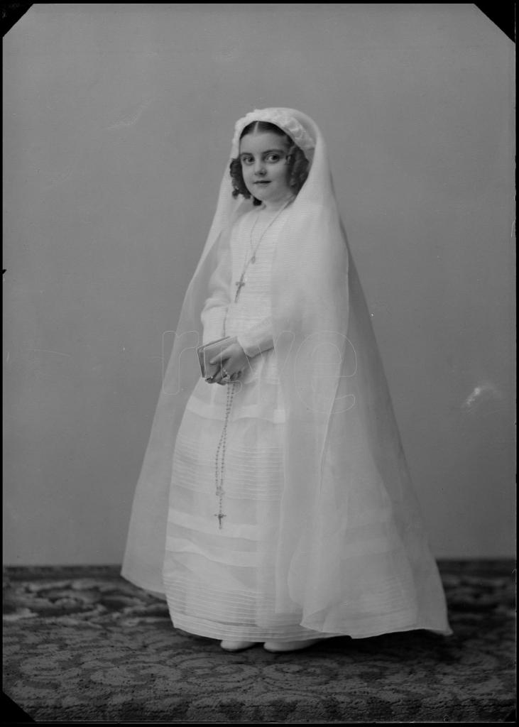 NI&Ntilde;A VESTIDA DE PRIMERA COMUNION