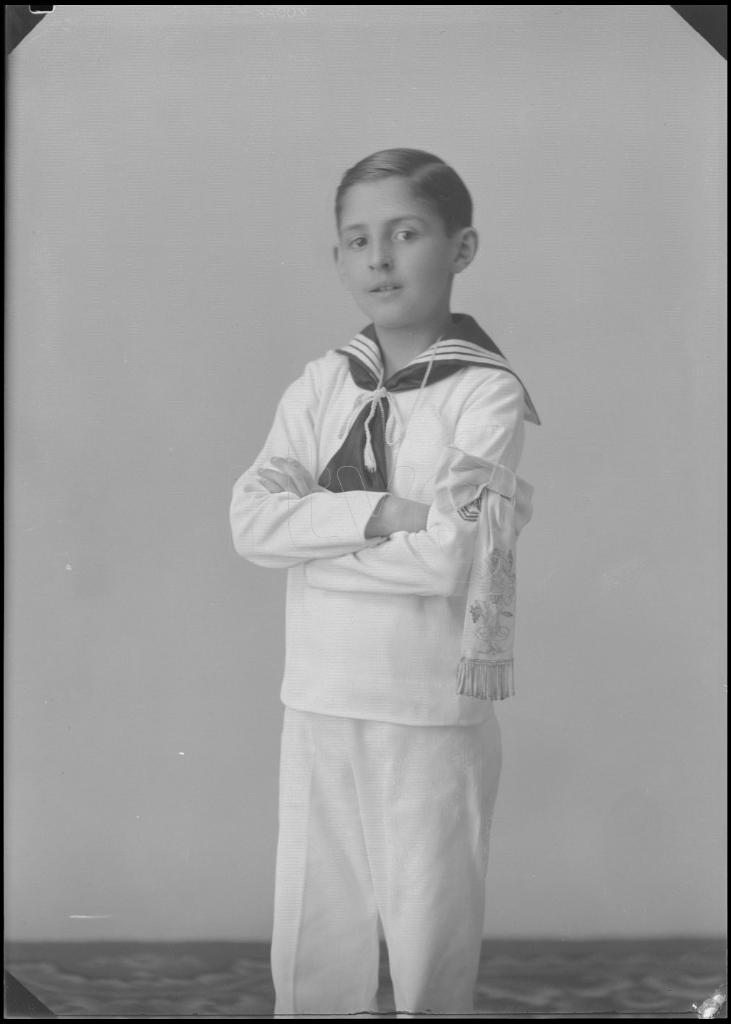 NI&Ntilde;O VESTIDO DE PRIMERA COMUNION CON UN TRAJE DE MARINERO