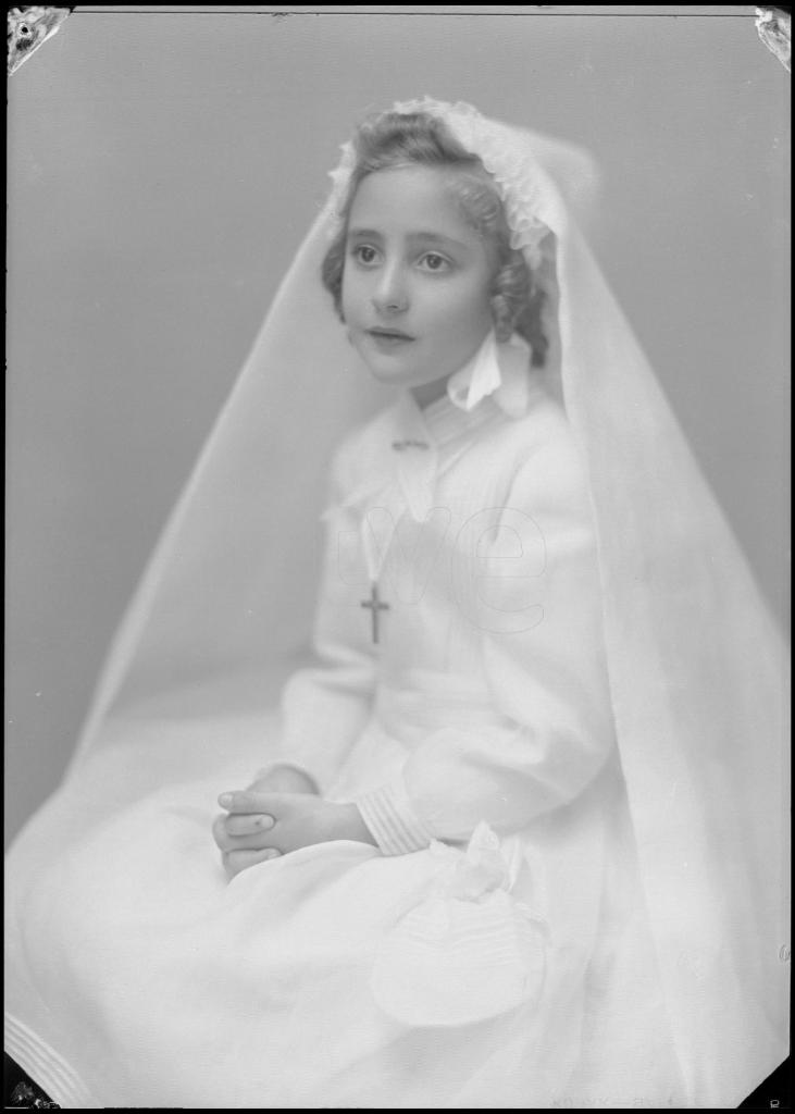 NI&Ntilde;A VESTIDA DE PRIMERA COMUNION, SENTADA