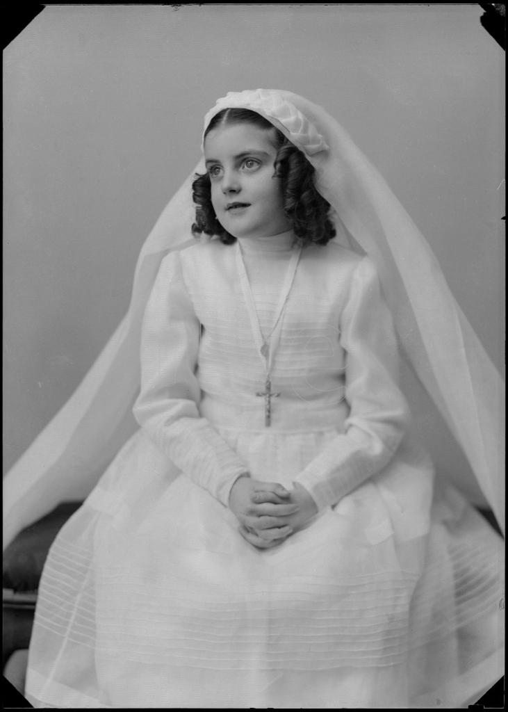 NI&Ntilde;A VESTIDA DE PRIMERA COMUNION, SENTADA