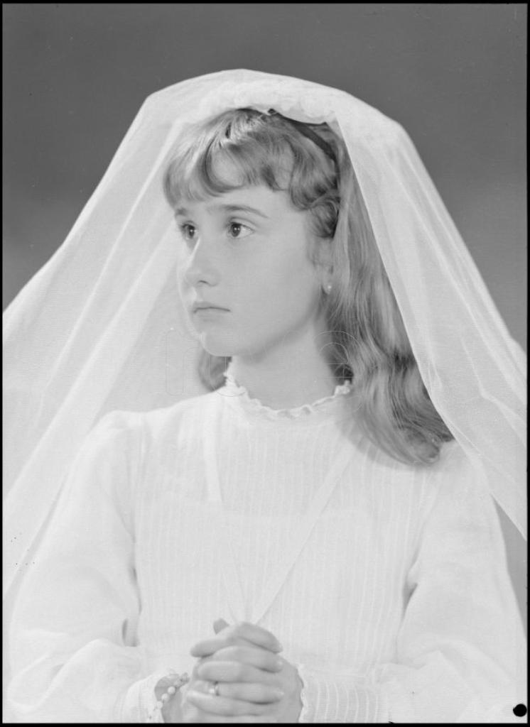 NI&Ntilde;A VESTIDA DE PRIMERA COMUNION