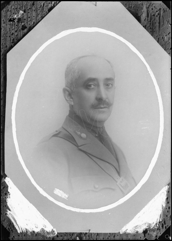 REPRODUCCION DE UNA FOTOGRAFIA DE UN MILITAR 