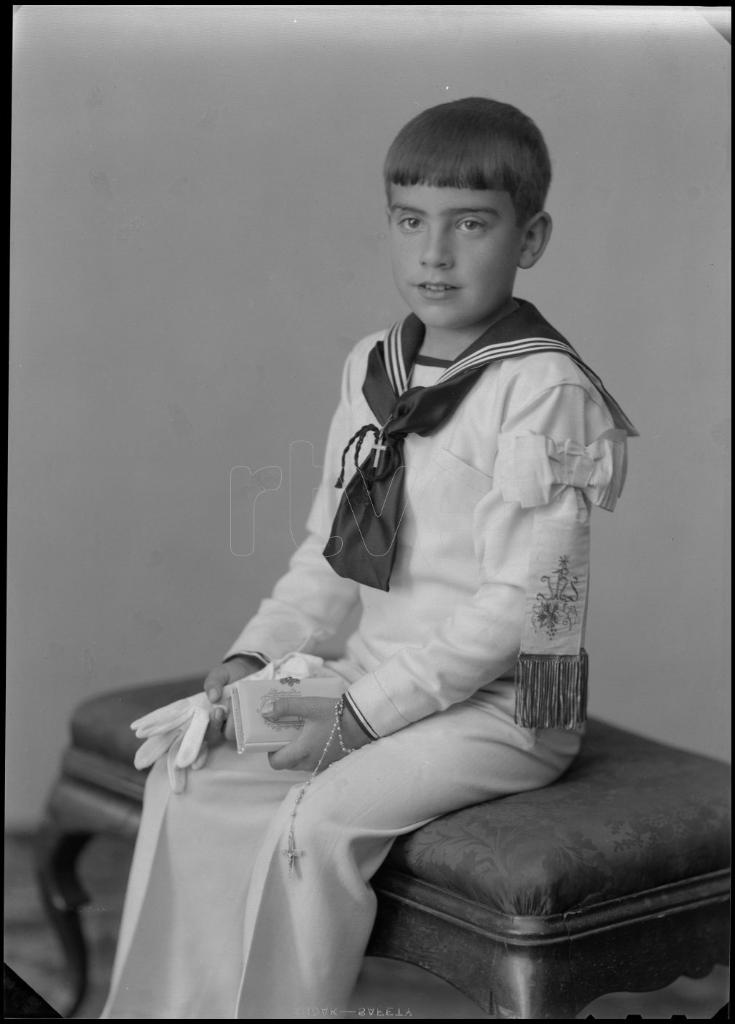NI&Ntilde;O VESTIDO DE PRIMERA COMUNION CON UN TRAJE DE MARINERO, S