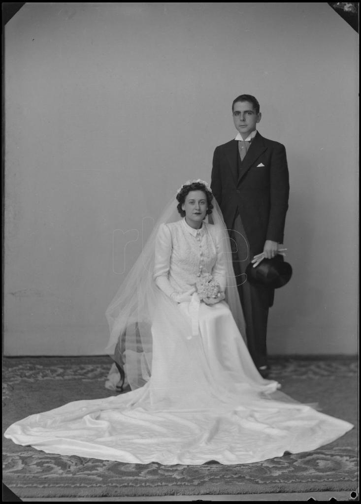 NOVIA CON UN VELO LARGO CON UN TOCADO, EL VESTIDO BLANCO CON