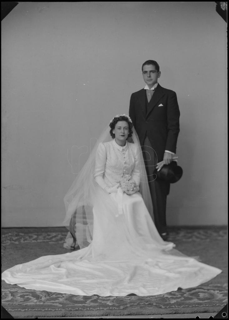 NOVIA CON UN VELO LARGO CON UN TOCADO, EL VESTIDO BLANCO CON