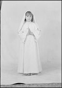 NI&Ntilde;A VESTIDA DE PRIMERA COMUNION CON LAS MANOS JUNTAS EN POS