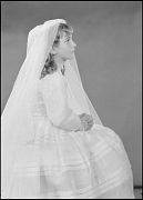 NI&Ntilde;A VESTIDA DE PRIMERA COMUNION, SENTADA DE PERFIL