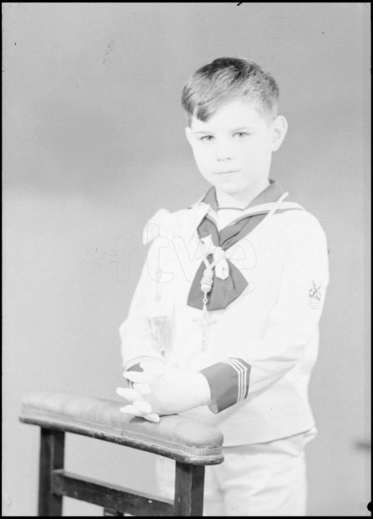 NIÑO VESTIDO DE PRIMERA COMUNION CON UN TRAJE DE MARINERO, A