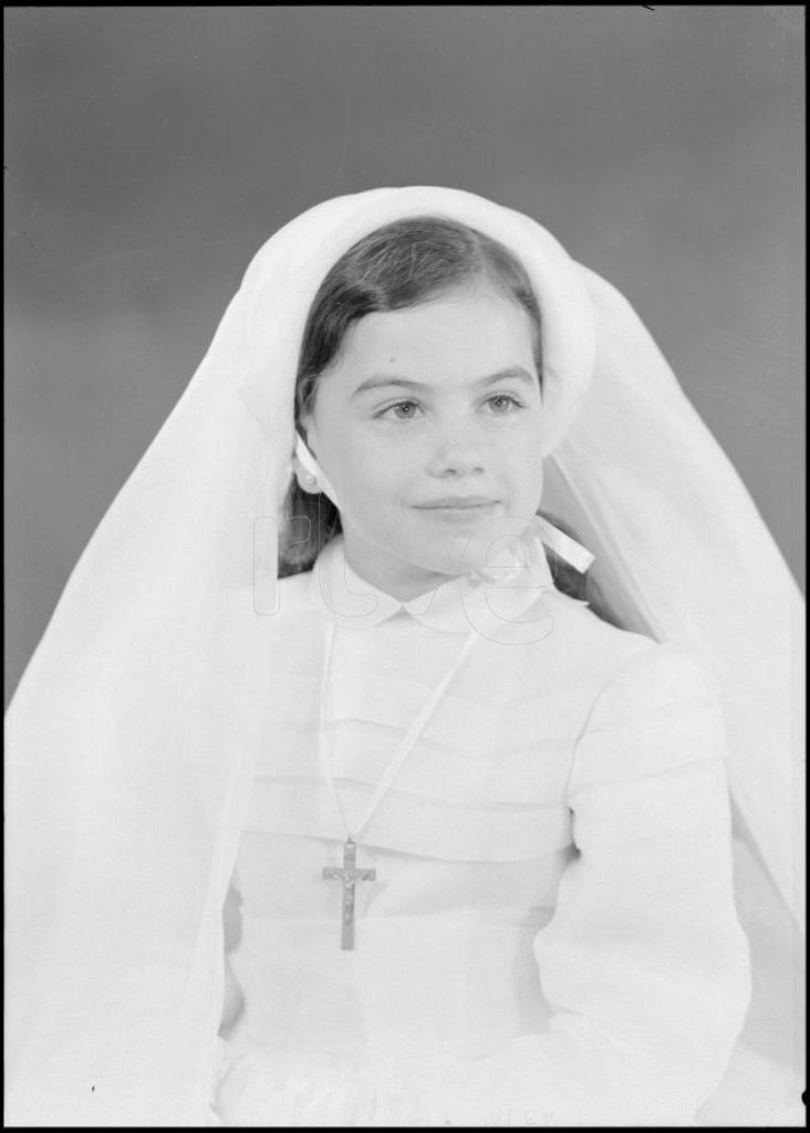 NI&Ntilde;A VESTIDA DE PRIMERA COMUNION