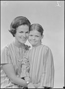 MUJER CON UNA NI&Ntilde;A