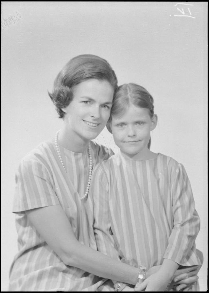 MUJER CON UNA NIÑA