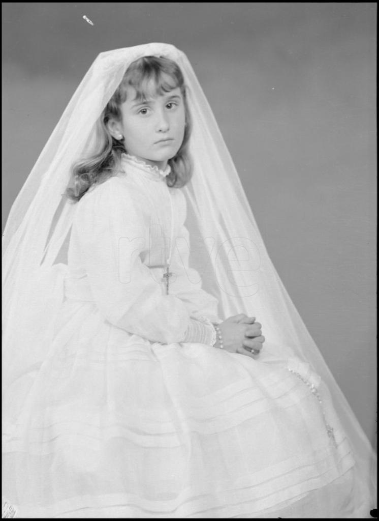 NI&Ntilde;A VESTIDA DE PRIMERA COMUNION, SENTADA DE PERFIL
