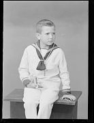 NI&Ntilde;O VESTIDO DE PRIMERA COMUNION CON UN TRAJE DE MARINERO, S