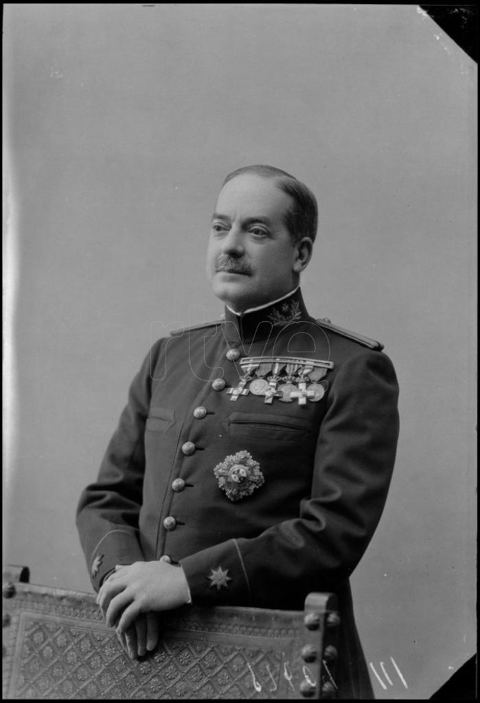 COMANDANTE DE LA SANIDAD MILITAR CONDECORADO 