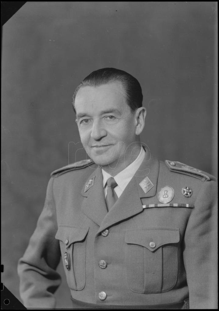 GENERAL DE BRIGADA CONDECORADO