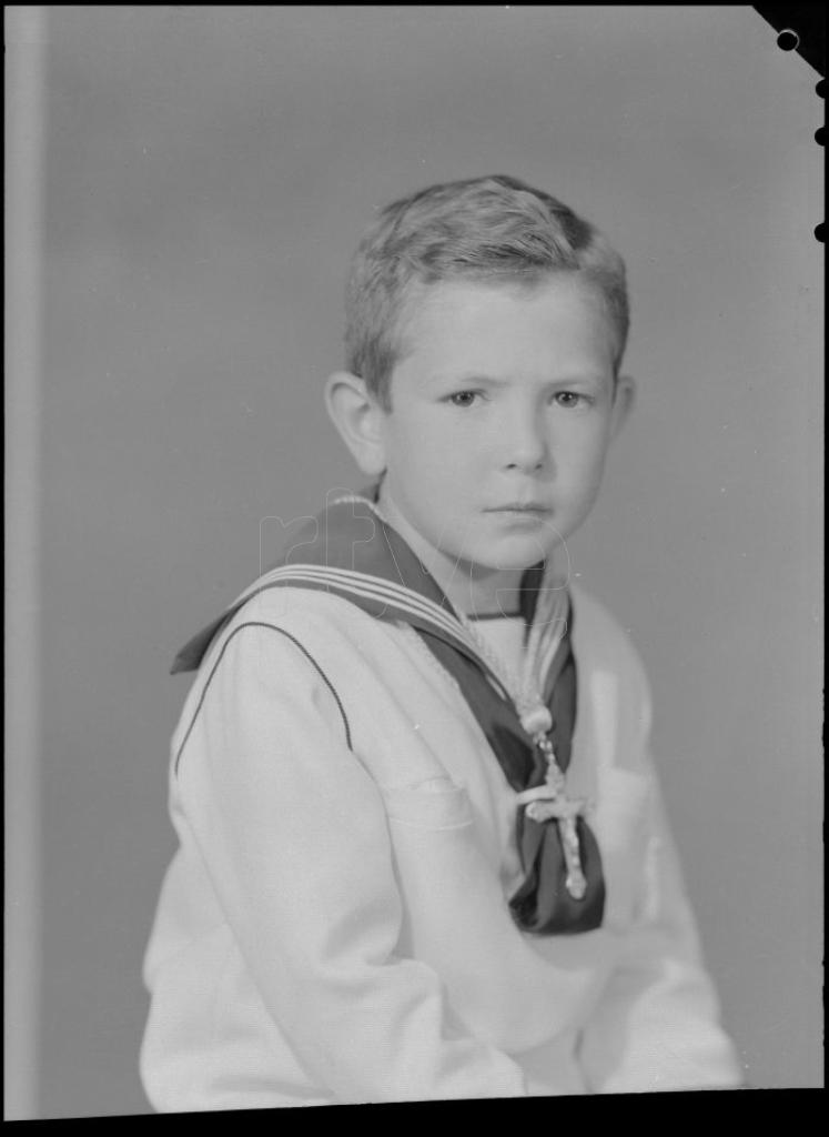 NI&Ntilde;O VESTIDO DE PRIMERA COMUNION CON UN TRAJE DE MARINERO