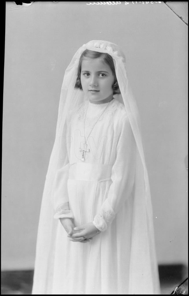 NI&Ntilde;A VESTIDA DE PRIMERA COMUNION