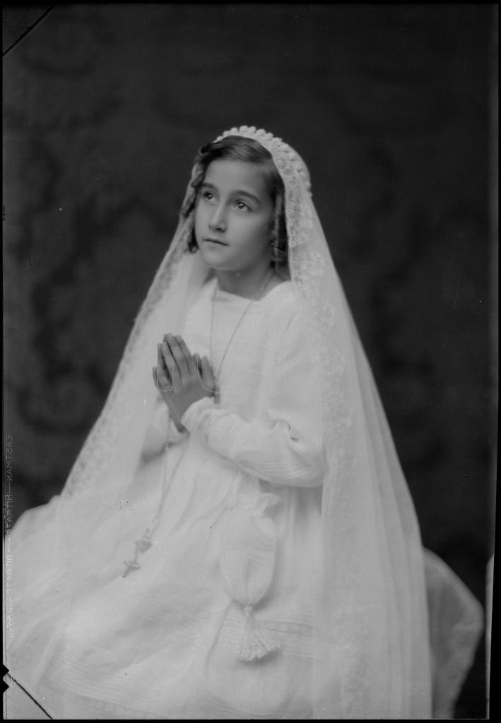 NI&Ntilde;A VESTIDA DE PRIMERA COMUNION CON LAS MANOS JUNTAS EN POS