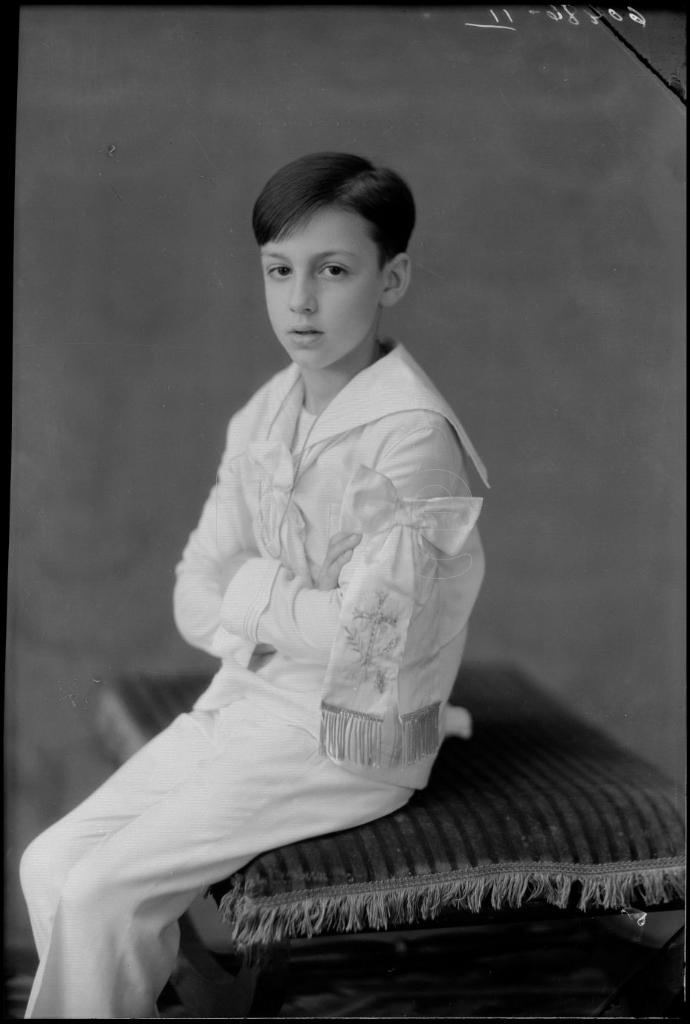 NI&Ntilde;O VESTIDO DE PRIMERA COMUNION CON UN TRAJE DE MARINERO, S