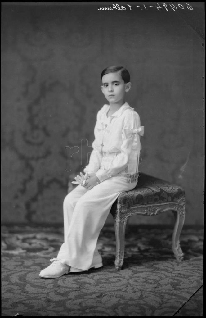 NI&Ntilde;O VESTIDO DE PRIMERA COMUNION, SENTADO