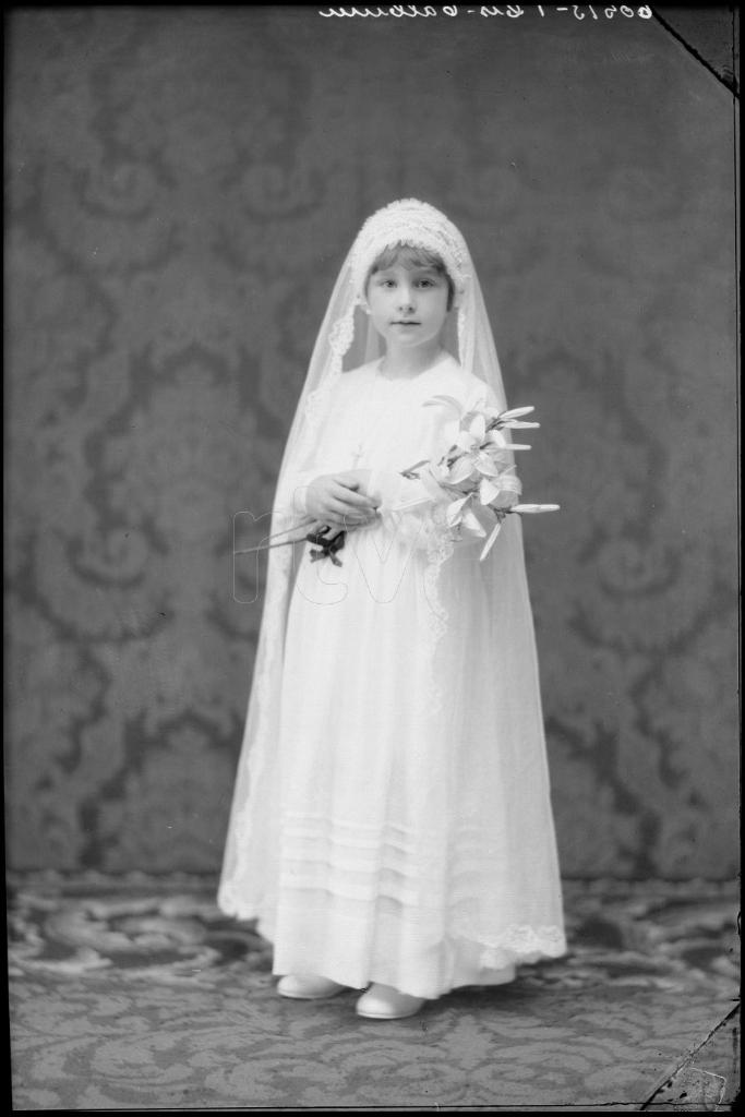 NI&Ntilde;A VESTIDA DE PRIMERA COMUNION CON UN RAMO