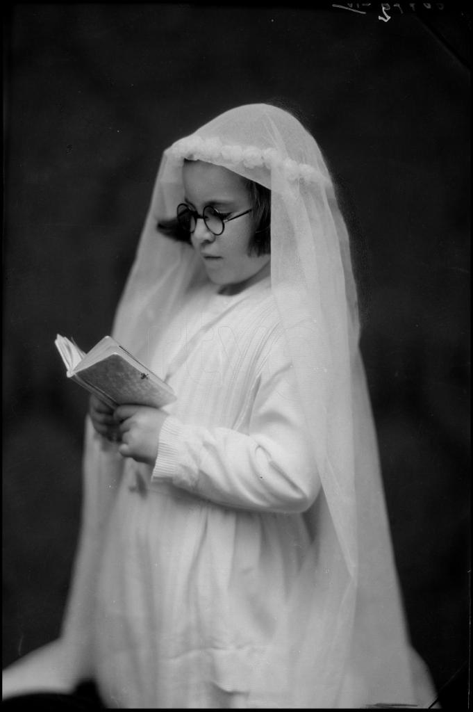 NI&Ntilde;A VESTIDA DE PRIMERA COMUNION, ARRODILLADA