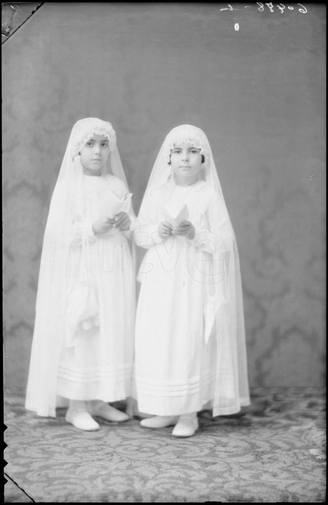 DOS NIÑAS VESTIDAS DE PRIMERA COMUNION 