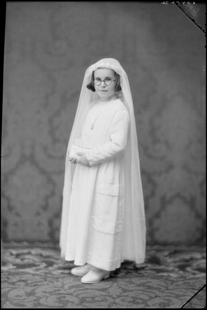 NI&Ntilde;A VESTIDA DE PRIMERA COMUNION 