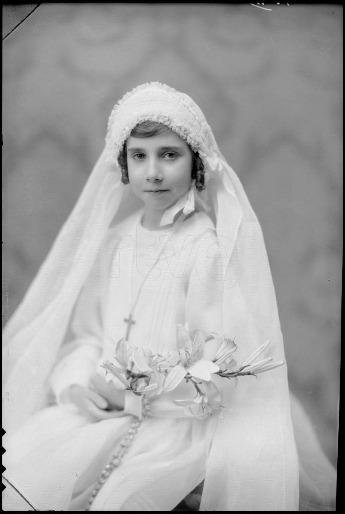 NI&Ntilde;A VESTIDA DE PRIMERA COMUNION CON UN RAMO, SENTADA