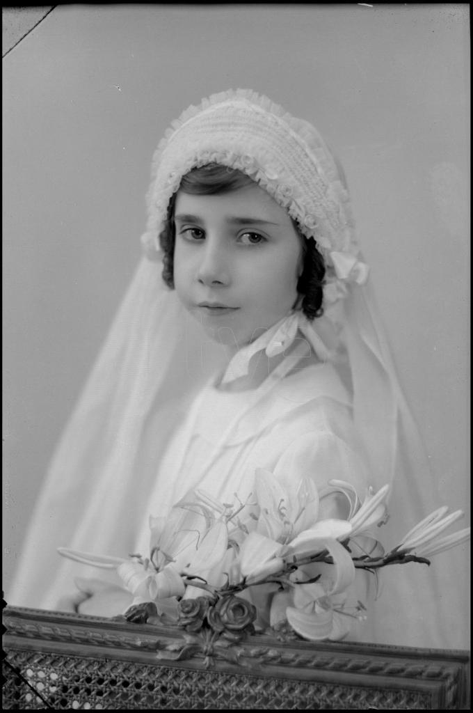 NI&Ntilde;A VESTIDA DE PRIMERA COMUNION CON UN RAMO