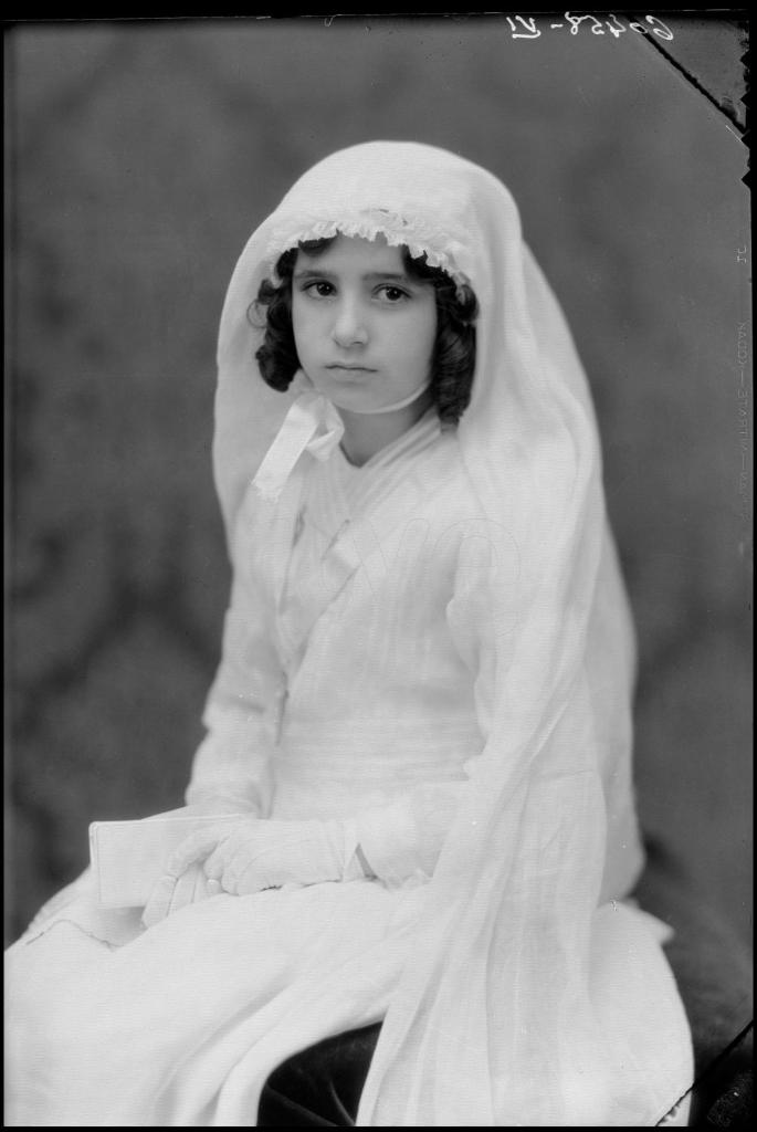 NI&Ntilde;A VESTIDA DE PRIMERA COMUNION, SENTADA