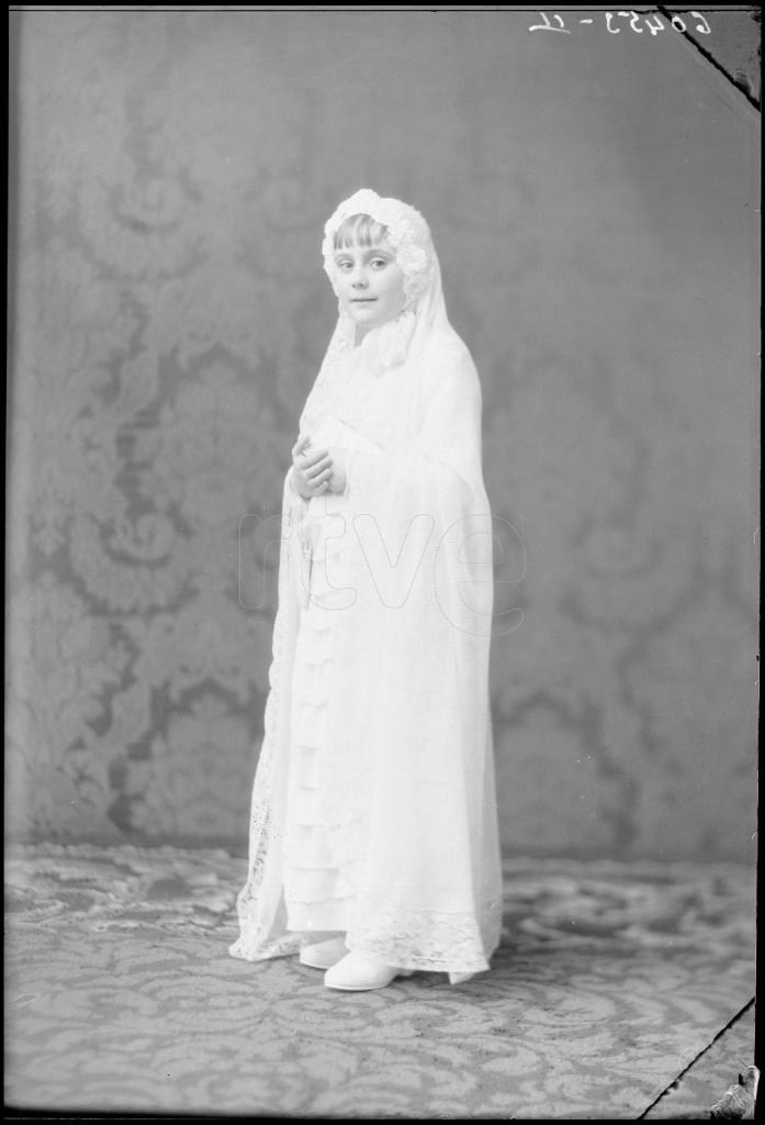 NI&Ntilde;A VESTIDA DE PRIMERA COMUNION 