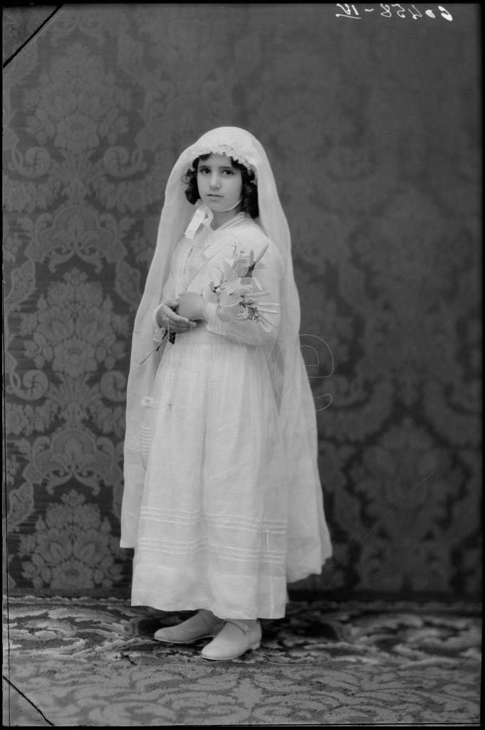 NI&Ntilde;A VESTIDA DE PRIMERA COMUNION CON UN RAMO