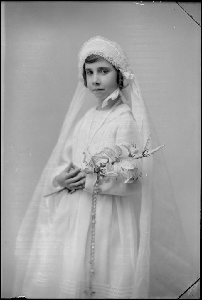 NI&Ntilde;A VESTIDA DE PRIMERA COMUNION CON UN RAMO