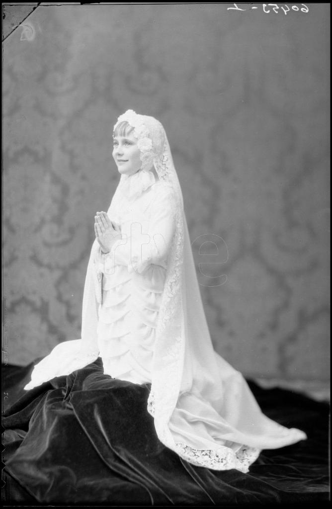 NI&Ntilde;A VESTIDA DE PRIMERA COMUNION, ARRODILLADA CON LAS MANOS 