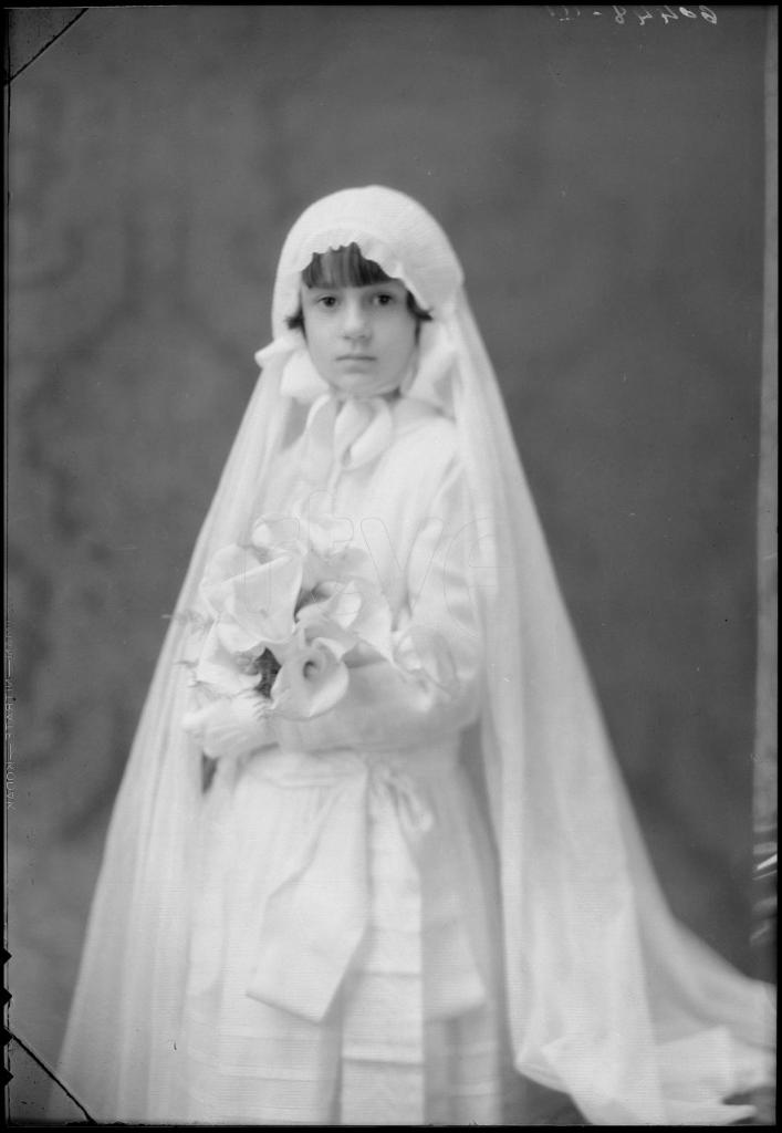 NI&Ntilde;A VESTIDA DE PRIMERA COMUNION CON UN RAMO 